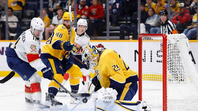 Justus Annunen torjumassa kiekkoa Nashvillen maalilla.