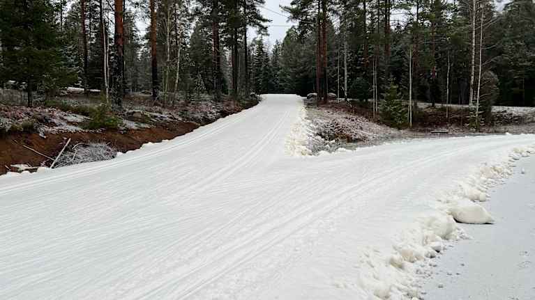 Hiihtolatu metsäisessä maisemassa.