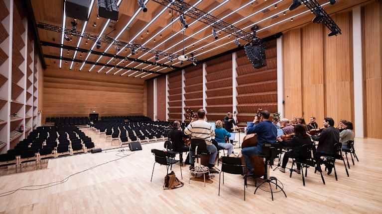 Orkesteri soittaa salissa.