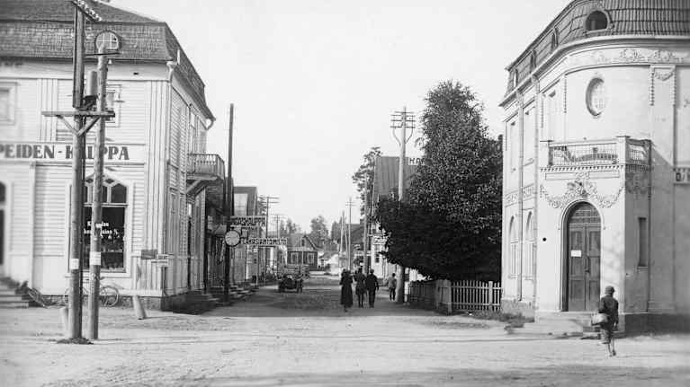Vanha kuva Kouvolan keskustasta. Näkymä Kauppalankadulle vähän ennen 1920-luvun puoliväliä.