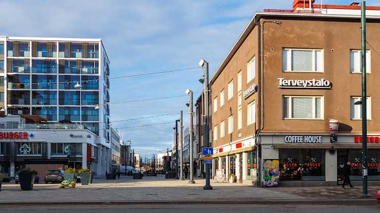 Kouvolan keskustaa. Kävelykatu Manski.  Näkymä Kauppalankadulle.