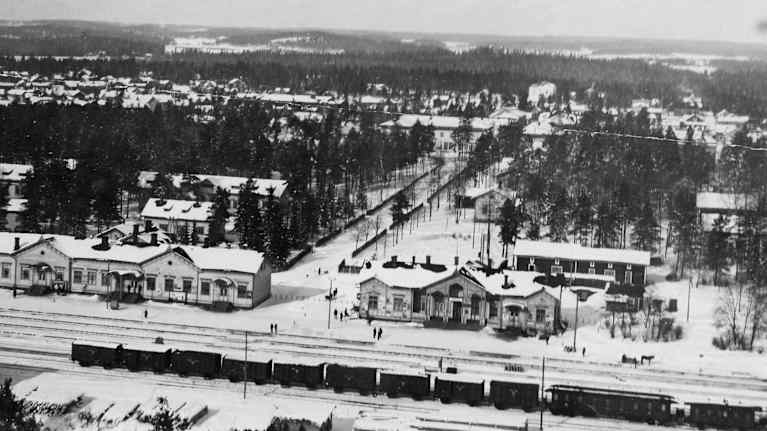 Kouvolan vanha rautatieasema ja asemaravintola talvella 1926.
