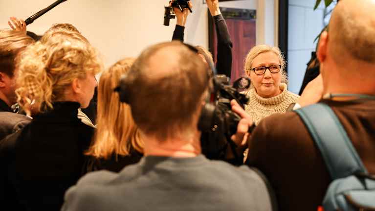 Anneli Auer median edessä.