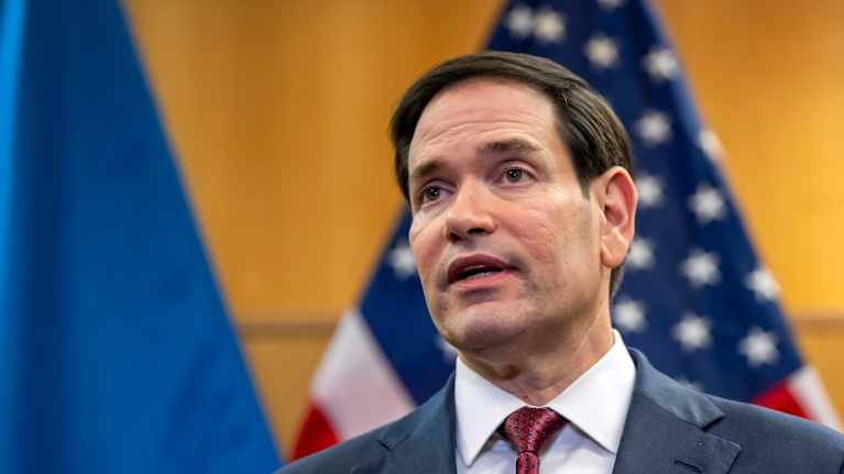 Marco Rubio puhuu. Taustalla on Yhdysvaltain lippu.