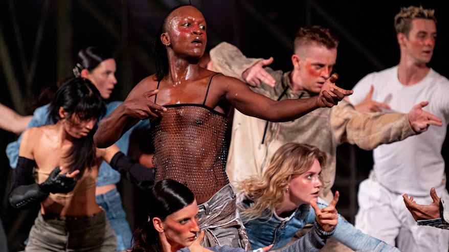 Tanssiryhmä esiintyy energisesti lavalla ja luo voimakkaan visuaalisen vaikutelman modernissa koreografiassa. 