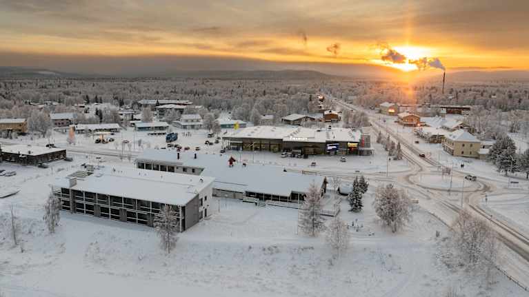 Aurinko on laskeutumassa Ivalossa.