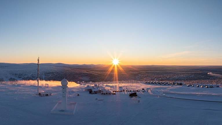 Aurinko laskeutuu Saariselällä.