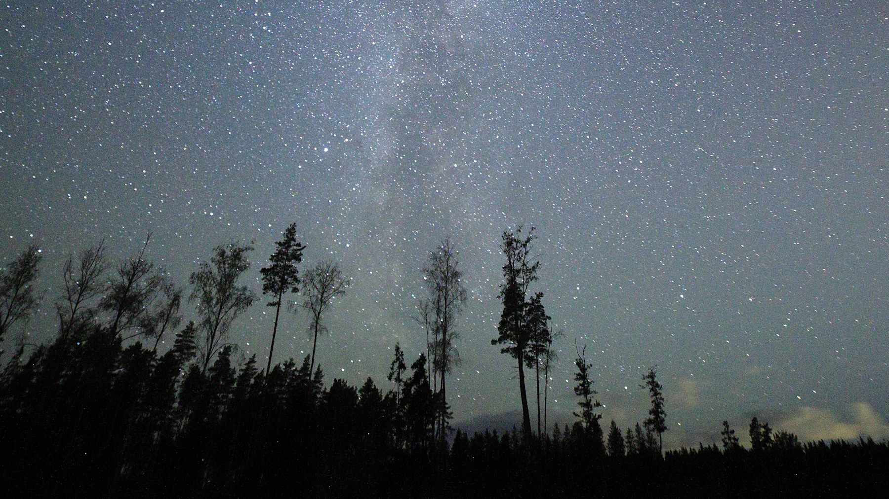 Tähtitaivas, jossa erottuu Linnunrata.
