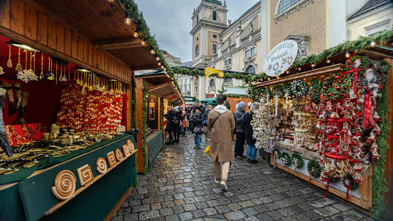 Wien keskusta, joulutori, jossa on ihmisiä.