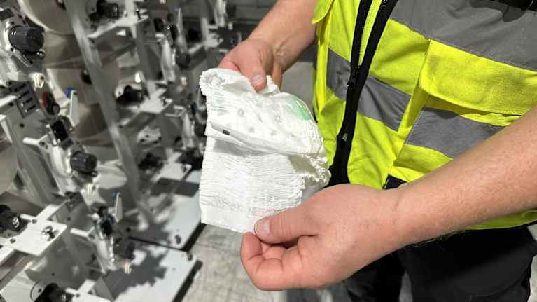 Delipapin työntekijä Tom Skogberg esittelee valmista vaippaa.