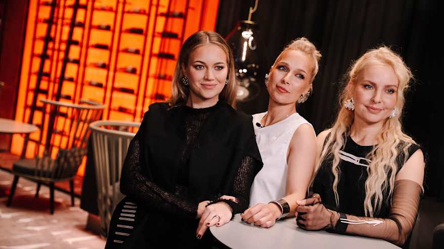 Kolme naista poseeraa kameralle.