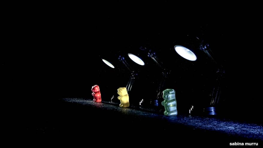 Kuvassa nallekarkkeja lamppujen alla teatterilavalla.