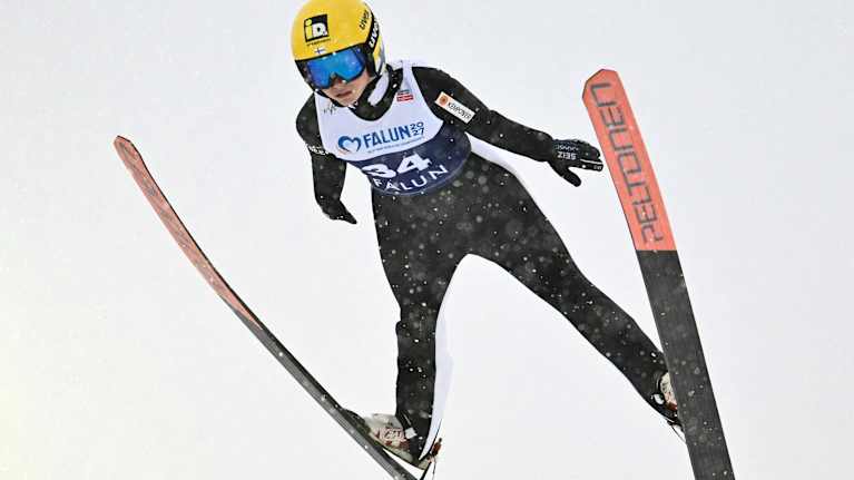 Jenny Rautionaho hyppää Falunissa.