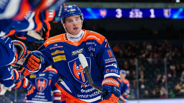 Benjamin Rautiainen juhlii maaliaan.