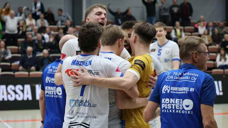 Akaa juhlimassa pistettä.