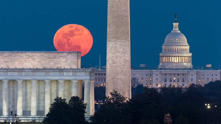 Näkymä Yhdysvaltojen pääkaupungin Washingtonin rakennuksista ja monumenteista.