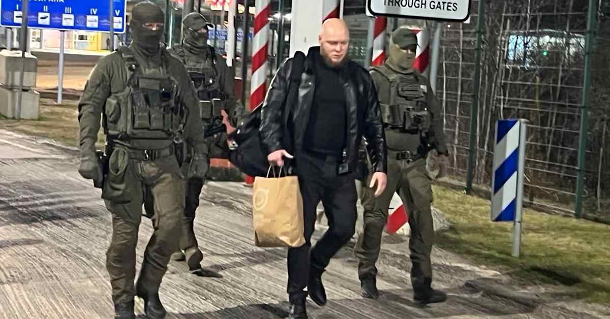 Vironvenäläiset vaikenivat, syynä näyttävät karkotukset – ”Narvasta tuli hiljentynyt kaupunki” | Ulkomaat