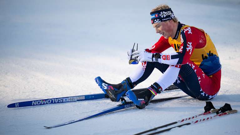 Einar Hedegart istuu maalialueella.