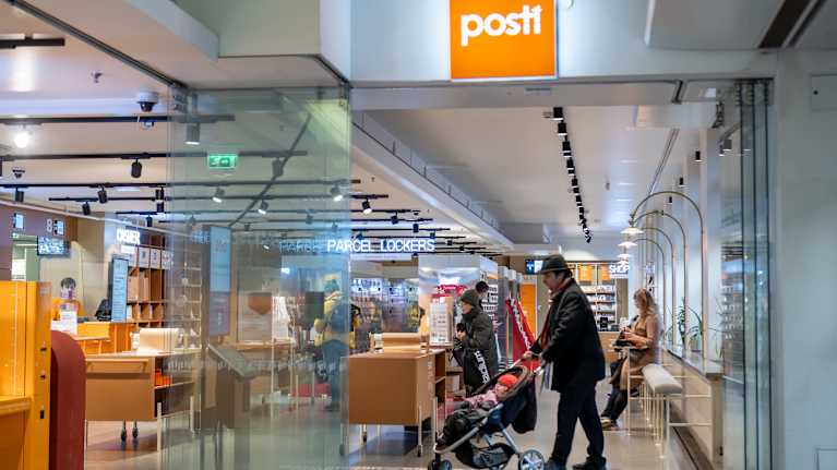 Asiakkaita Postin toimipisteessä.