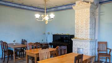 Meilahden kartanon sisätiloissa toimii kahvila.