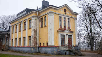 Meilahden kartanon tanssihallia vuokrataan eri tilaisuuksiin.