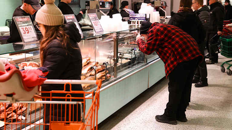 Ihmiset tutkivat kalatiskiä.