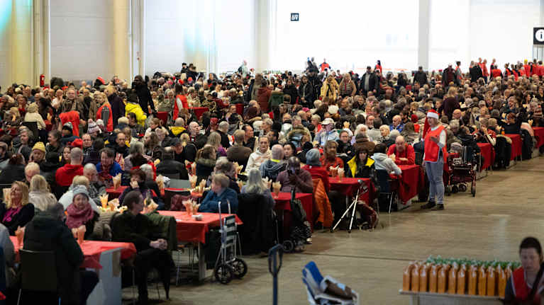 Hurstin joululounaalla olevia ihmisiä ruokapöydässä.