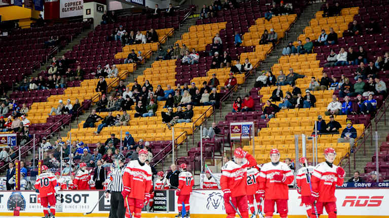 Yleisöä kuvattuna.