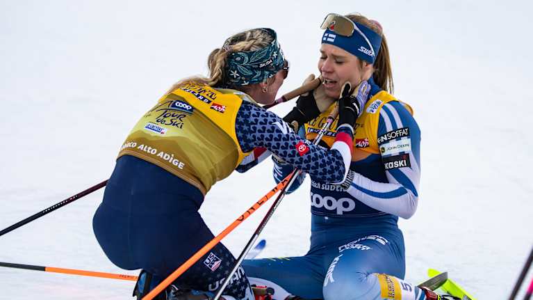 Jessie Diggins onnittelee, kun Jasmi Joensuu oli sprintin toinen Toblachissa 28.12.2025.