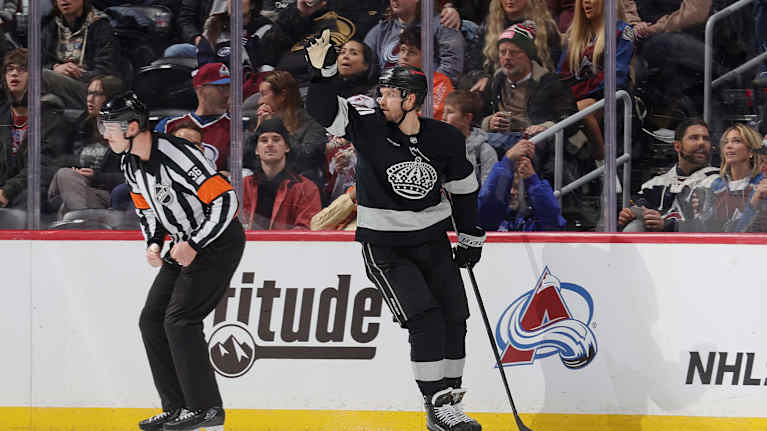 Joel Armia nostaa kätensä ilmaan tehtyään maalin ottelussa.