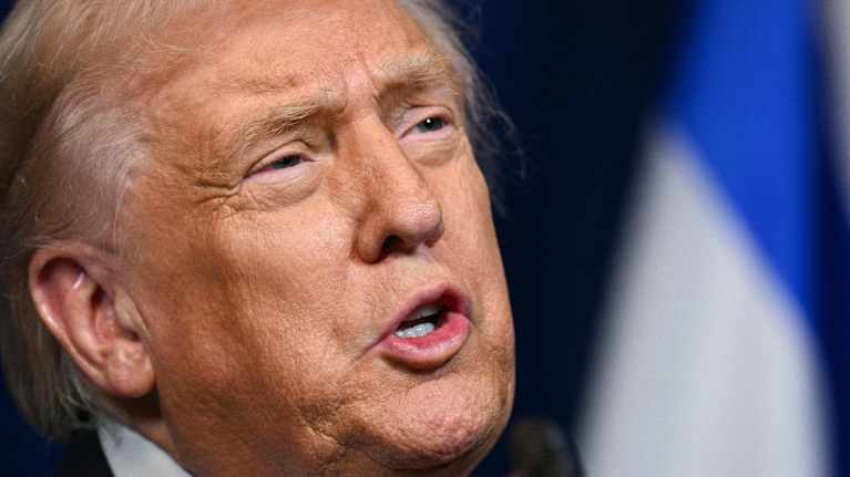 Donald Trumps ansikte i närbild då han talar.