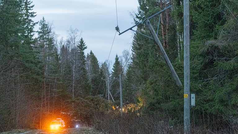 Kaatunut sähkötolppa tien vieressä.