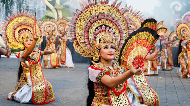 Balilaisia tanssijattaria värikkäissä asuissa.