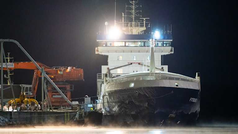 Rahtialus Fitburg satamassa pimeällä.