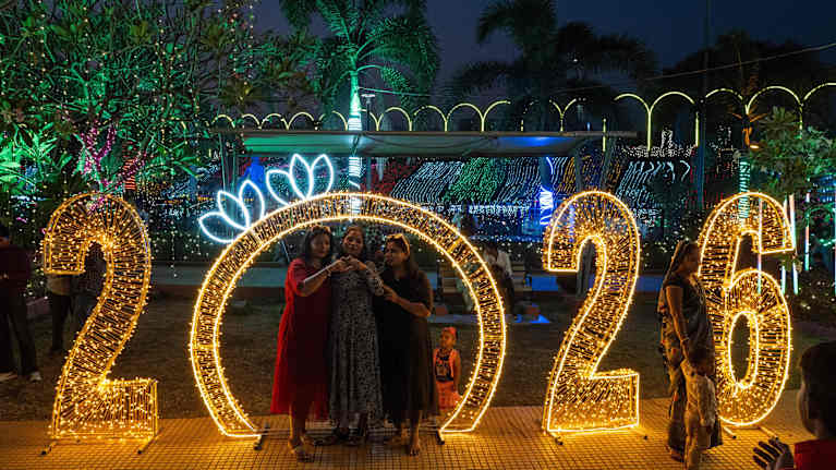 Luku 2026 muodostuu koristevaloista.