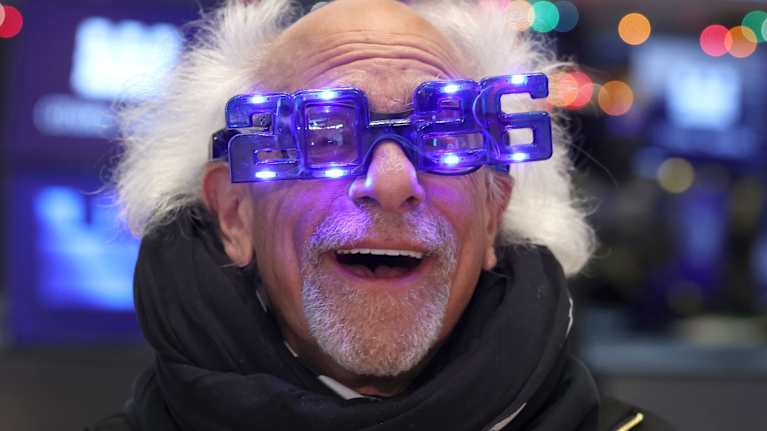 Henkilö, jolla on silmälasit, jotka muodostuvat numeroista 2026.