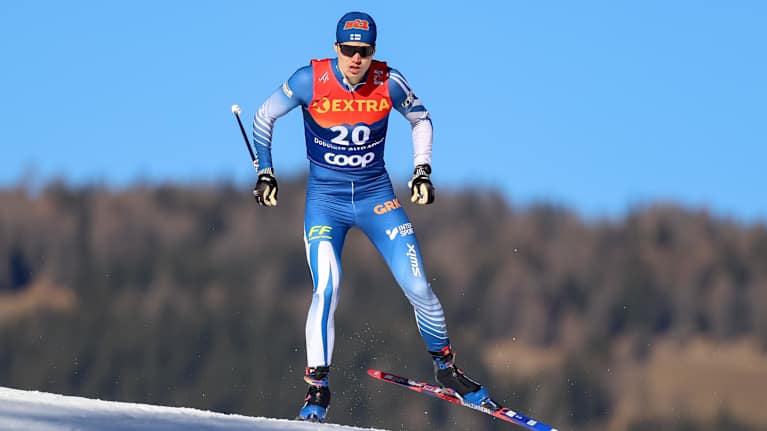 Niilo Moilanen hiihtämässä.