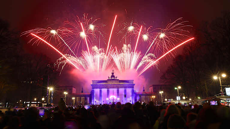 Ilotuksia Brandenburgin portin yläpuolella.