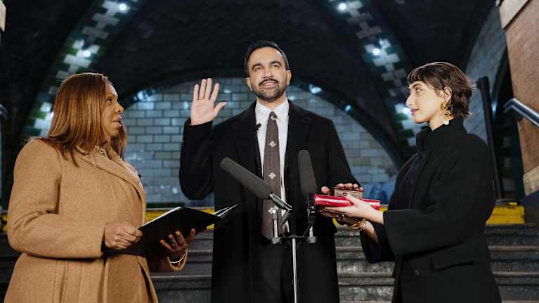 Mies vannomassa valaa tilaisuudessa.