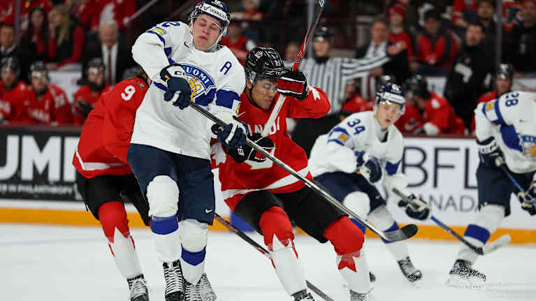 Joona Saarelainen ja Kashawn Aitcheson kamppailevat.