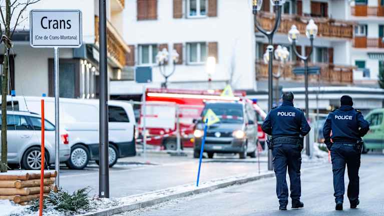 Poliiseja rakennuksen edessä.