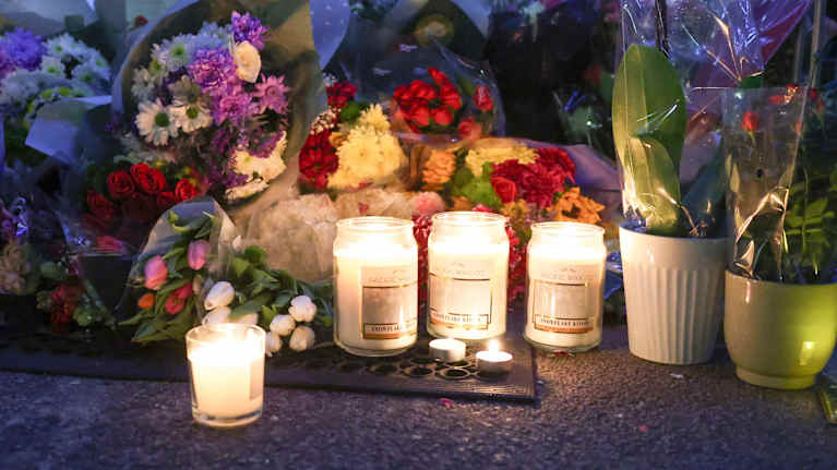 Anthony Joshuan lähipiriin kuolleiden muistona kynttilöitä.   