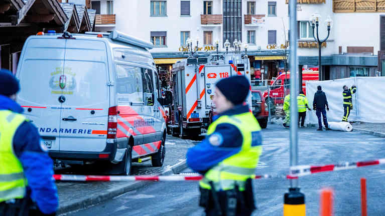 Ambulanser och polis utanför den brandhärjade baren. 