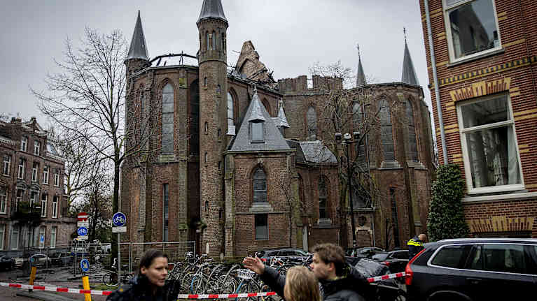 Pelastushenkilökunta keskustelemassa ohikulkijoiden kanssa.