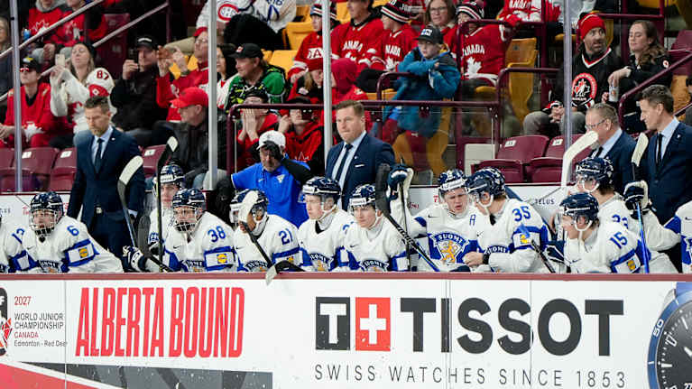 Lauri Mikkola vaihtoaitiossa.