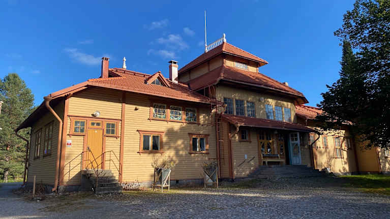 Vanha asemarakennus Luston asemalla Punkaharjulla.