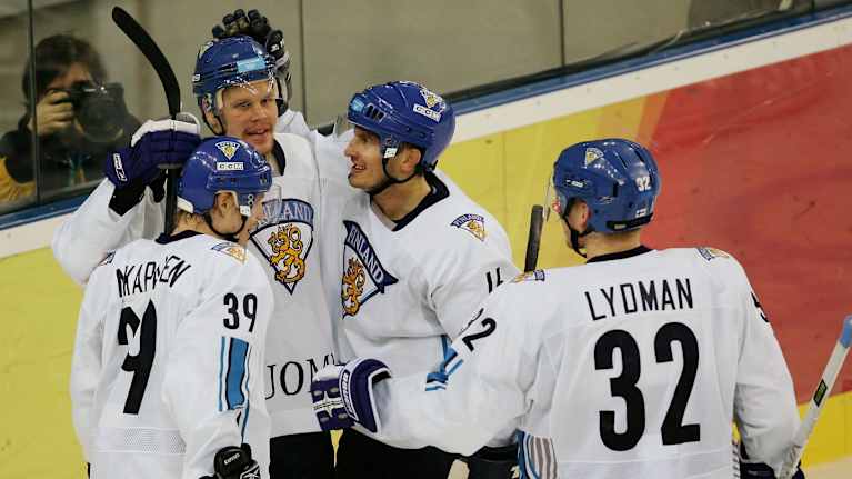 Olli Jokinen juhlii välierän maaliaan. Niko Kapanen, Ville Peltonen ja Toni Lydman onnittelevat.