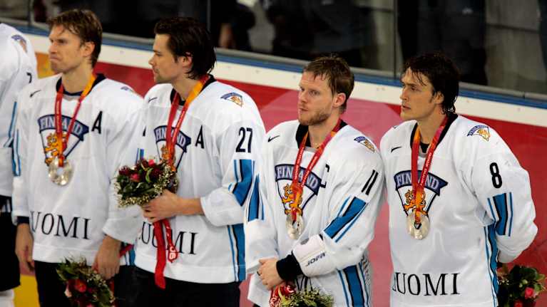 Kimmo Timonen, Teppo Numminen, Saku Koivu ja Teemu Selänne murtuneina, kun Ruotsi vei olympiakultaa 2006.
