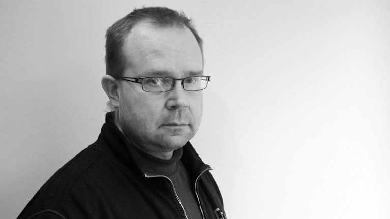 Edesmennyt toimittaja Mikko Tuomikoski mustavalkokuvassa.