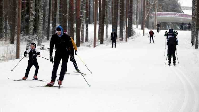 Hiihtäjiä Lahden ensilumenladulla.